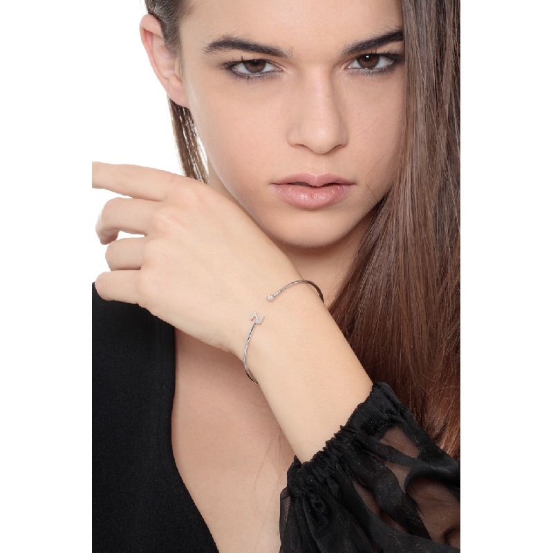 Bracelet rigide en or blanc 18k avec lettre Z Bracelet rigide en or blanc 18k avec lettre Z