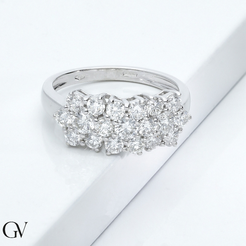 Bague en or blanc 18 carats avec 3 fleurs unies en diamants Bague en or blanc 18 carats avec 3 fleurs unies en diamants