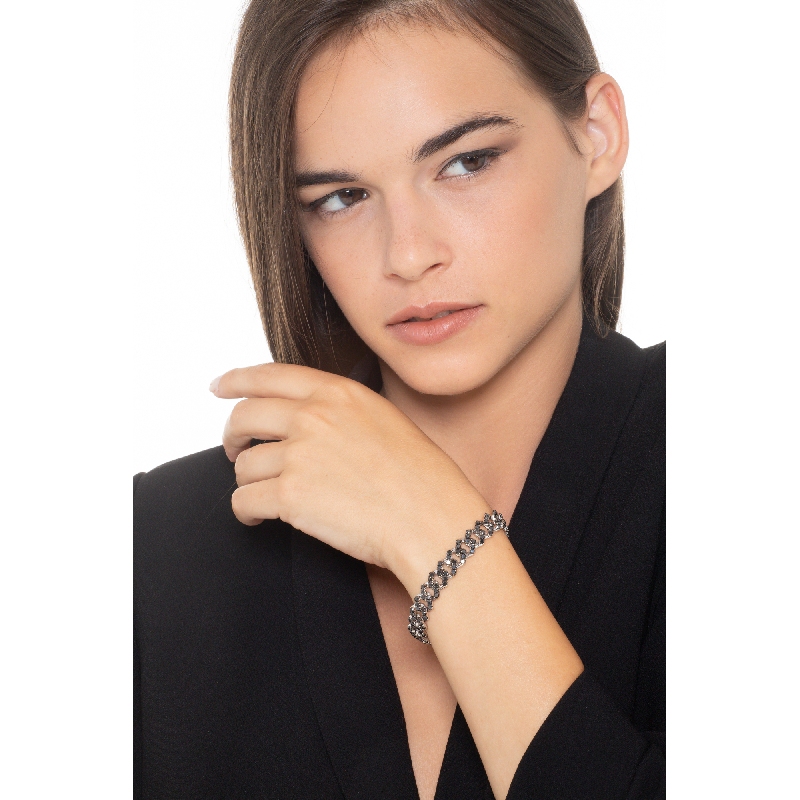 Bracelet groumette en or blanc 18k avec diamants noirs. Pointes brunies. Bracelet groumette en or blanc 18k avec diamants noirs. Pointes brunies.