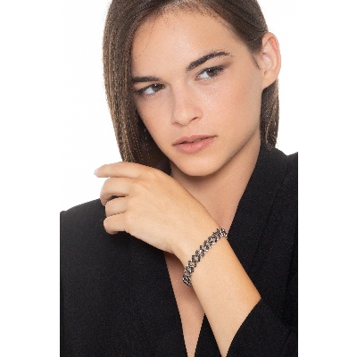 Bracelet groumette en or blanc 18k avec diamants noirs. Pointes brunies.