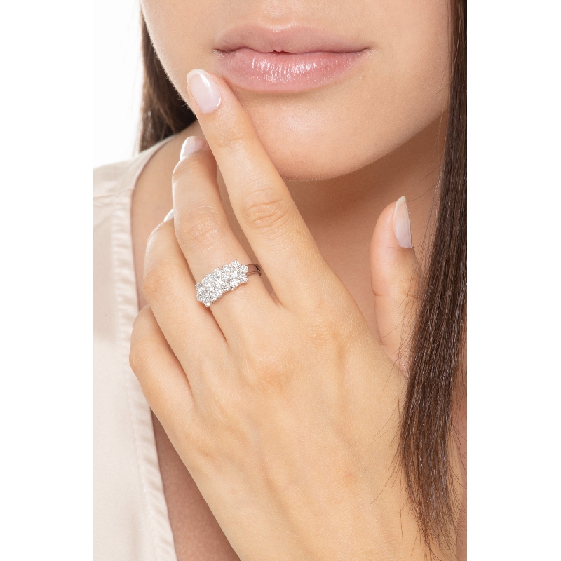 Bague en or blanc 18 carats avec 3 fleurs unies en diamants Bague en or blanc 18 carats avec 3 fleurs unies en diamants