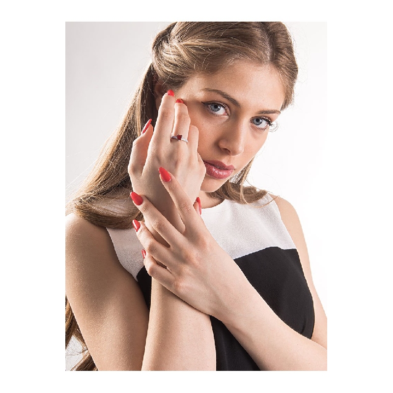 Bague rubis en forme de coeur pavée de diamants Bague rubis en forme de coeur pavée de diamants