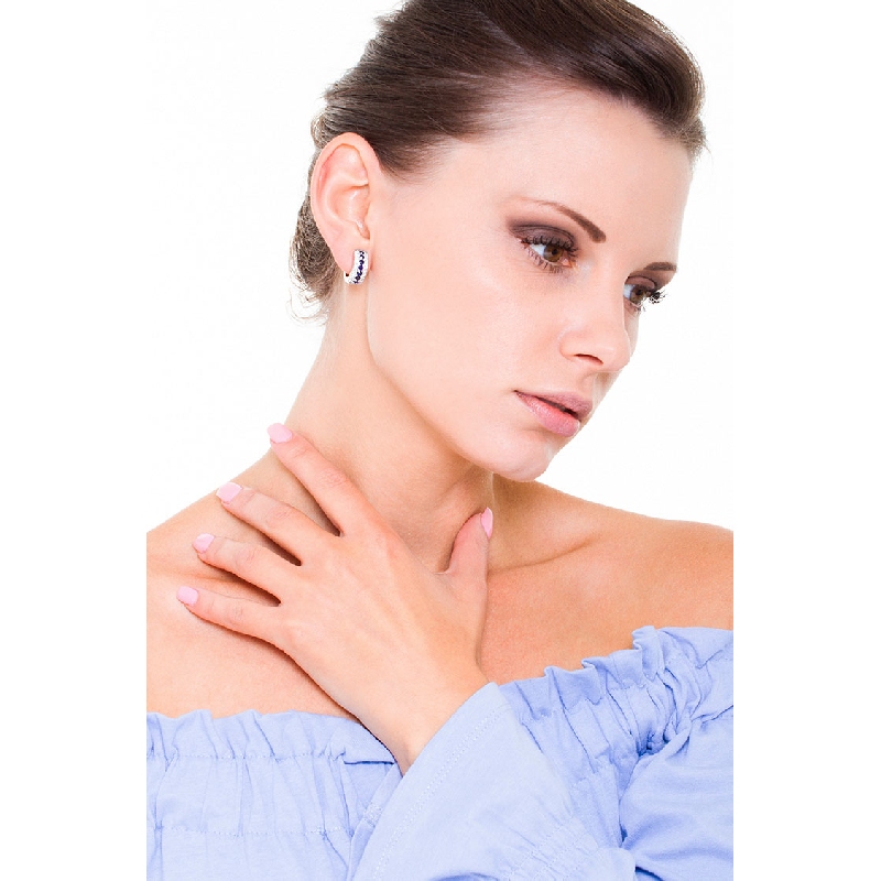 Boucles d'oreilles créoles en or blanc 18k avec une rangée centrale de saphirs bleus