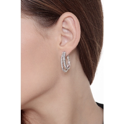 Boucles d'oreilles avec deux cercles en or blanc 18k et diamants