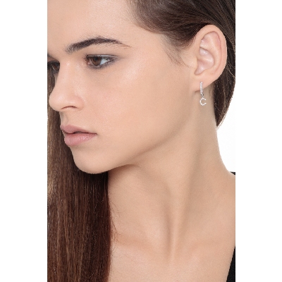 Mono boucle d'oreille en or blanc 18 carats, avec lettre C en diamants