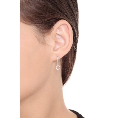 Mono boucle d'oreille en or blanc 18 carats, avec lettre C en diamants