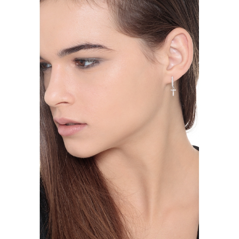 Boucle d'oreille lettre T en or blanc 750 et diamants Boucle d'oreille lettre T en or blanc 750 et diamants