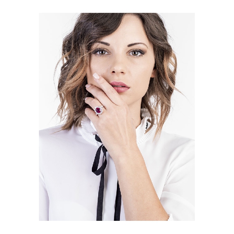 Bague avec rubis central en or blanc 18k entourée de diamants Bague avec rubis central en or blanc 18k entourée de diamants