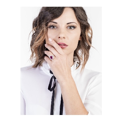 Bague avec rubis central en or blanc 18k entourée de diamants