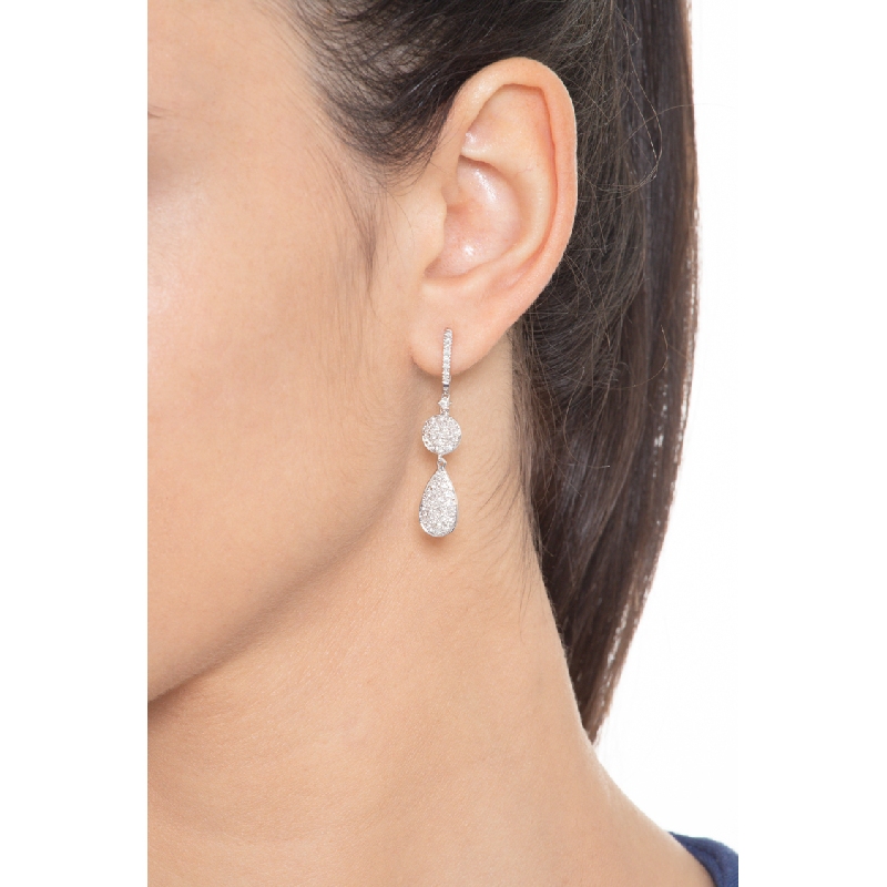 Boucles d'oreilles en or blanc 18k avec pendants pavés de diamants  Boucles d'oreilles en or blanc 18k avec pendants pavés de diamants