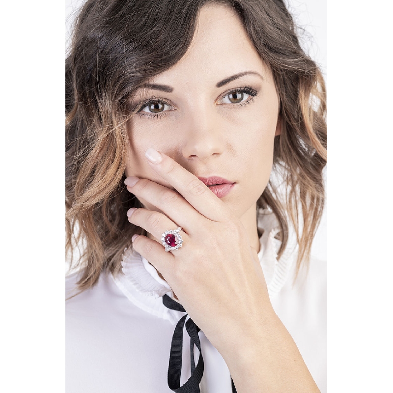 Bague avec rubis central en or blanc 18k entourée de diamants Bague avec rubis central en or blanc 18k entourée de diamants