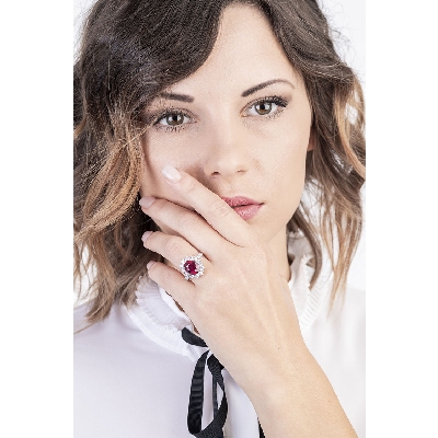 Bague avec rubis central en or blanc 18k entourée de diamants