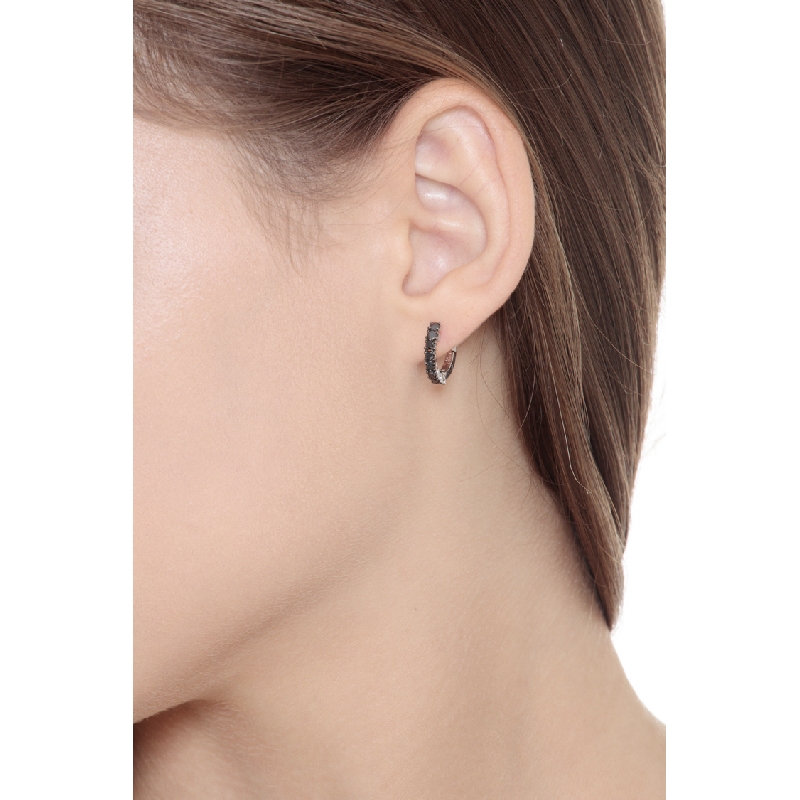 Boucles d'oreilles créoles en or blanc 18k et diamants noirs  Boucles d'oreilles créoles en or blanc 18k et diamants noirs