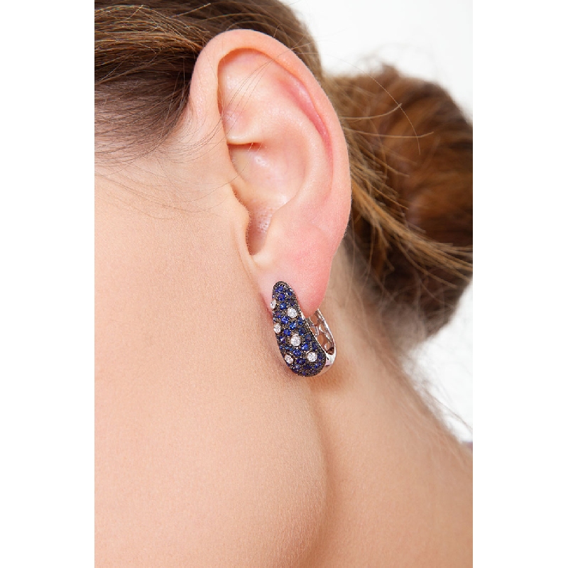 Créoles en or blanc 18k avec diamants et saphirs bleus