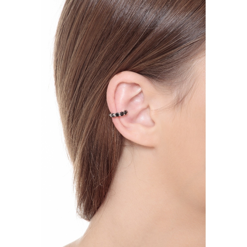 Earcuff en or blanc 18 carats, incrusté de diamants noirs  Earcuff en or blanc 18 carats, incrusté de diamants noirs