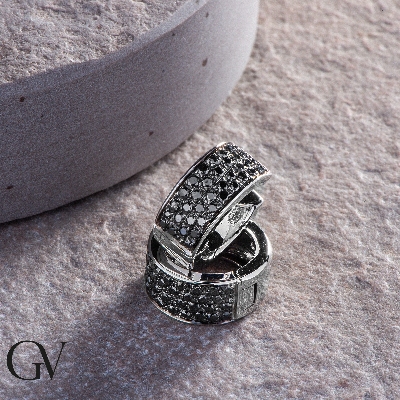 Créoles en or blanc 18k avec pavé de diamants noirs