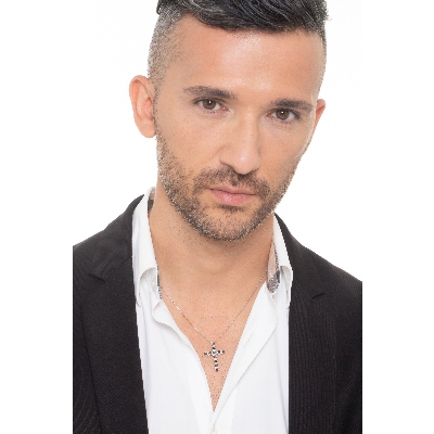 Collier pendentif croix or blanc 18k diamants noirs et blancs