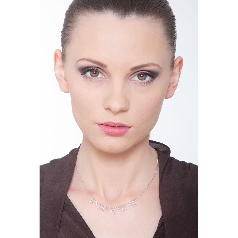 Collier avec lettres AMORE en or blanc 750 et diamants Collier avec lettres AMORE en or blanc 750 et diamants