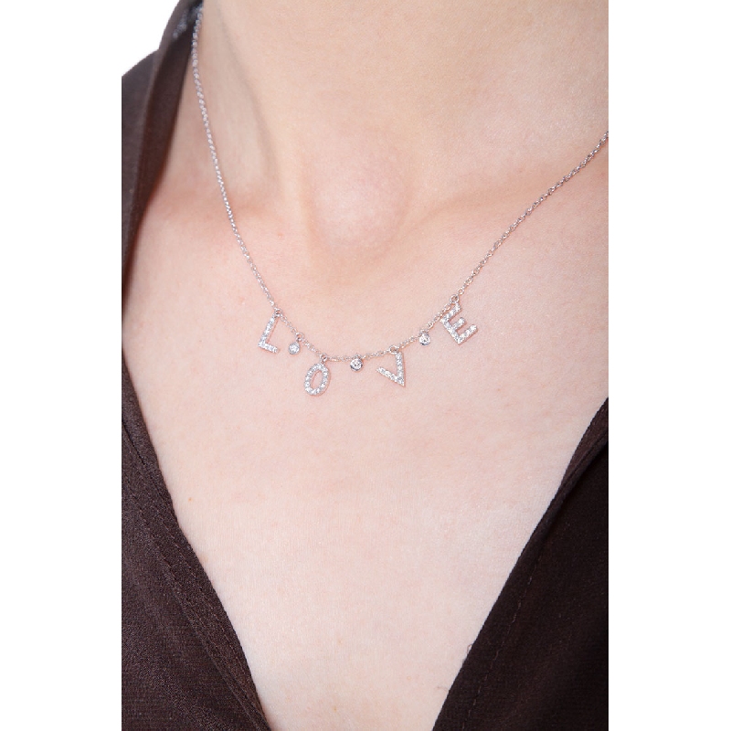 Collier en or blanc 18k avec le mot LOVE en diamants Collier en or blanc 18k avec le mot LOVE en diamants