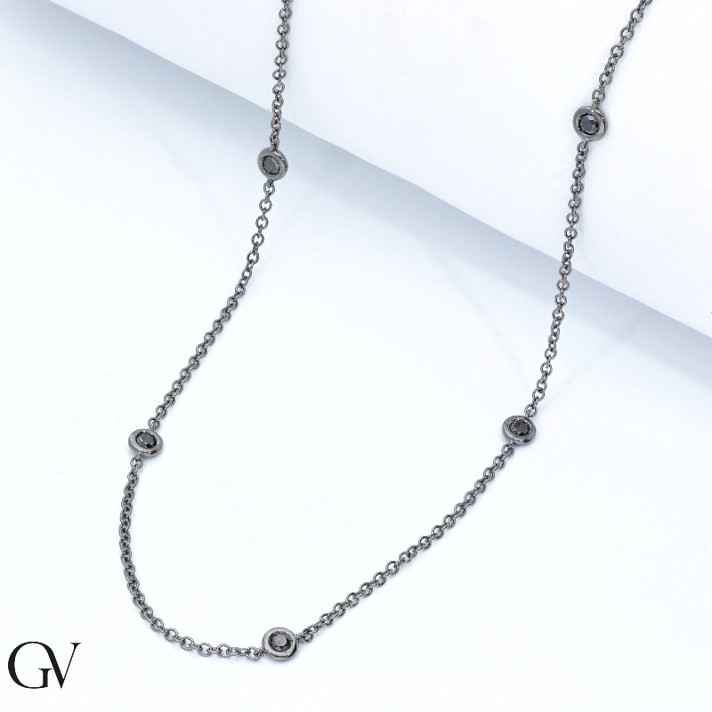 Collier en or bruni 18k sublimé par 9 diamants noirs Collier en or bruni 18k sublimé par 9 diamants noirs
