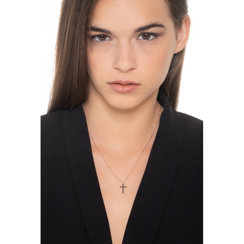 Collier avec croix en or rose 18k orné de diamants noirs et d'un diamant  Collier avec croix en or rose 18k orné de diamants noirs et d'un diamant