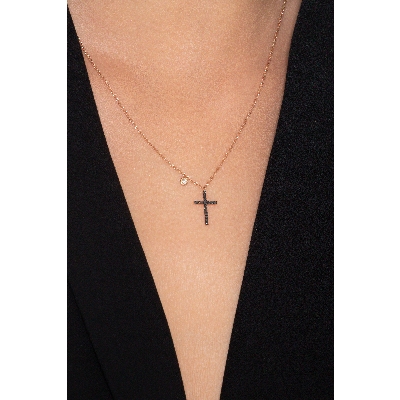 Collier avec croix en or rose 18k orné de diamants noirs et d'un diamant 