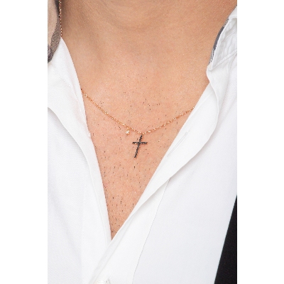 Collier en or rose 18k avec croix orné de diamants noirs et d'un diamant 
