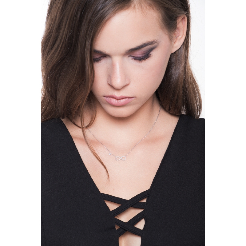 Collier infini en or blanc 18k avec diamants  Collier infini en or blanc 18k avec diamants