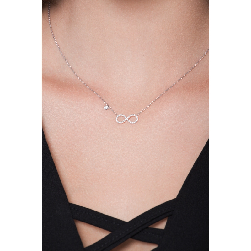 Collier infini en or blanc 18k avec diamants  Collier infini en or blanc 18k avec diamants