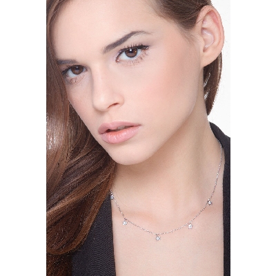 Collier en or blanc 18k pendentifs en forme d'étoile en diamants