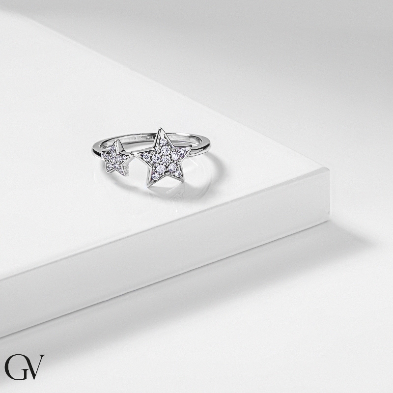 Bague en or blanc 18k avec une étoile serties diamants Bague en or blanc 18k avec une étoile serties diamants