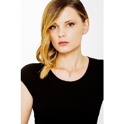 Collier or blanc 18k avec pendentif fillette et diamant