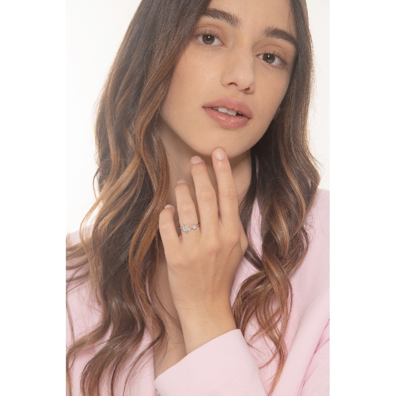 Bague en or blanc 18k avec une étoile serties diamants Bague en or blanc 18k avec une étoile serties diamants