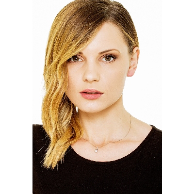 Collier en or blanc 18k à billes avec pendentif pavé rond et diamants