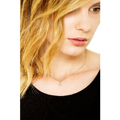 Collier en or blanc 18k à billes avec pendentif pavé rond et diamants