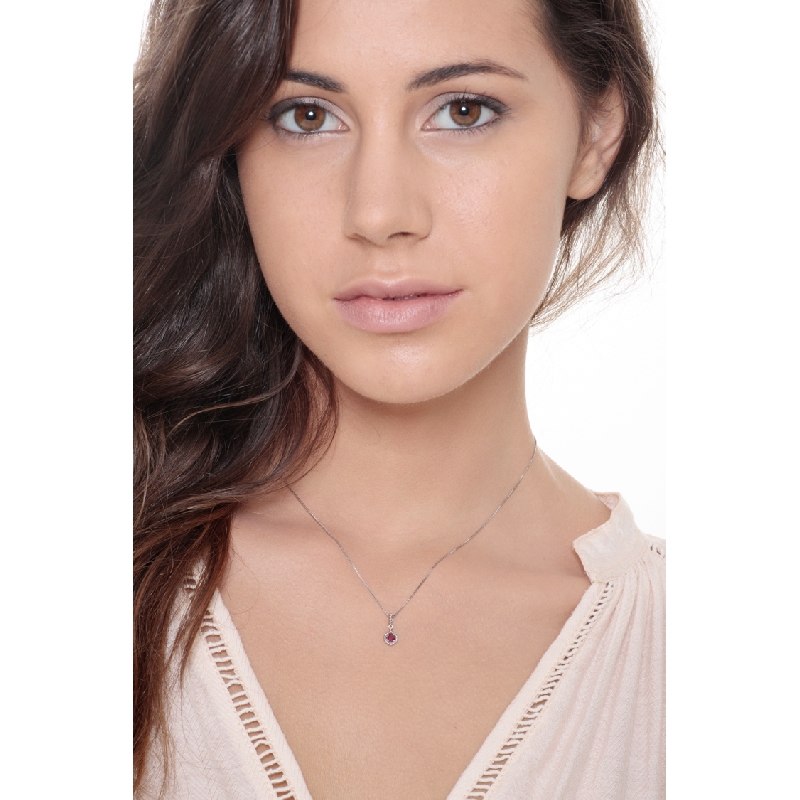 Collier en or blanc 18k avec chaine et rubis  Collier en or blanc 18k avec chaine et rubis