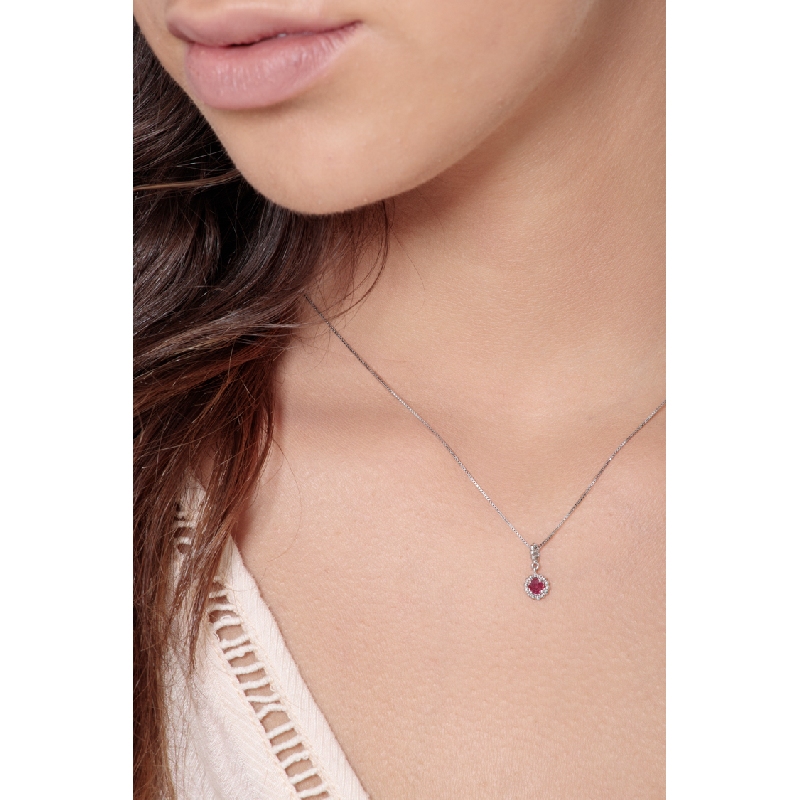 Collier en or blanc 18k avec chaine et rubis  Collier en or blanc 18k avec chaine et rubis