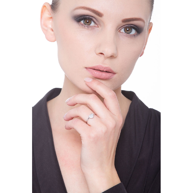 Bague en or blanc 18k ornée de diamants cœur Bague en or blanc 18k ornée de diamants cœur