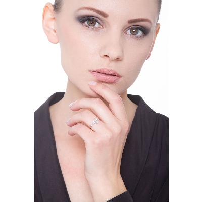 Bague en or blanc 18k ornée de diamants cœur