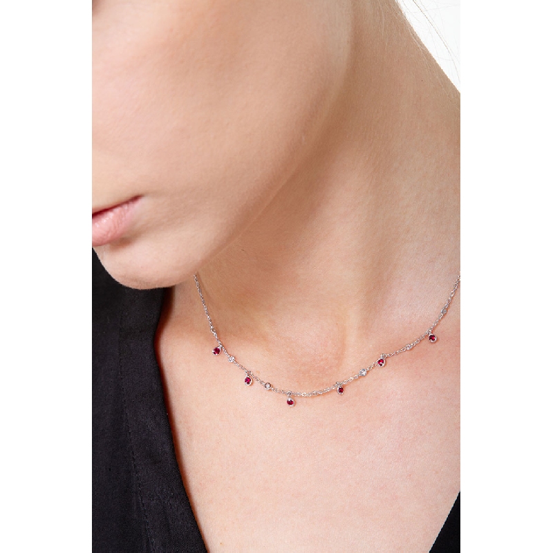 Collier en or blanc 18 carats avec pendentifs goutte rubis et diamants Collier en or blanc 18 carats avec pendentifs goutte rubis et diamants