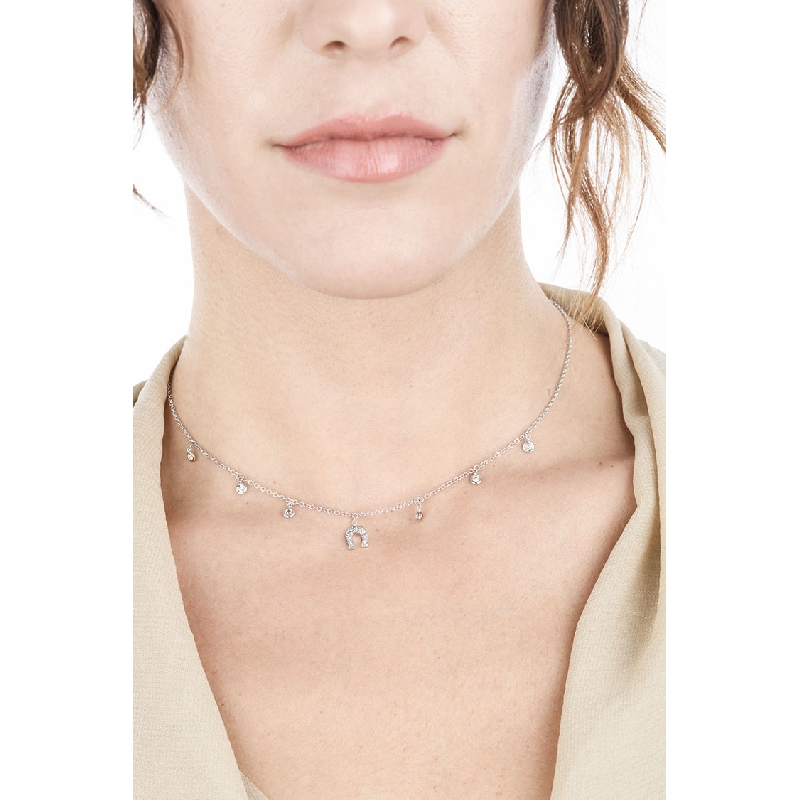 Collier en or blanc 18 carats avec pendentif fer à cheval et diamants  Collier en or blanc 18 carats avec pendentif fer à cheval et diamants