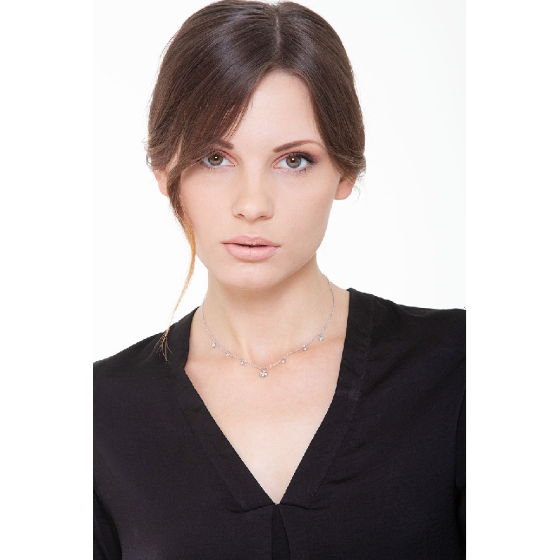 Collier en or blanc 18k avec pendentif trefle et diamants