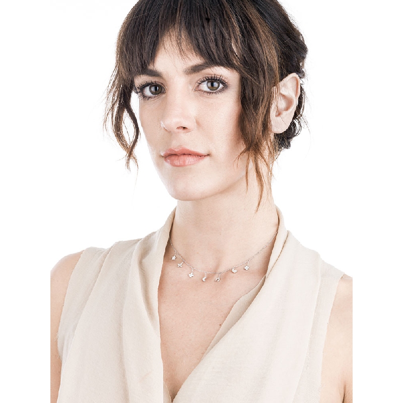 Collier en or blanc 18k avec pendentifs symboliques et diamants Collier en or blanc 18k avec pendentifs symboliques et diamants