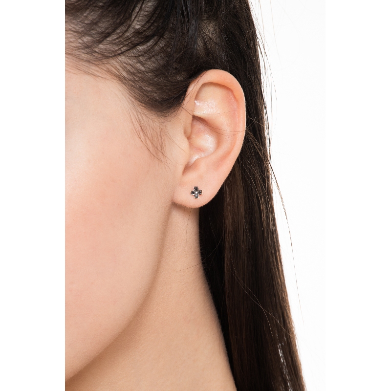 Puces d’oreilles en or rose 18 carats avec croix sertie de diamants noirs
