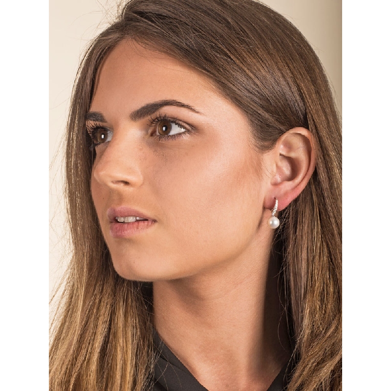 Boucles d’oreilles pendantes en or blanc 18k avec perles et diamants