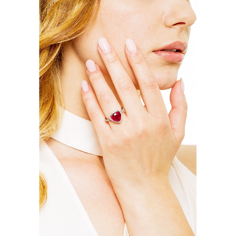 Bague rubis en forme de coeur et diamants en or blanc 18k Bague rubis en forme de coeur et diamants en or blanc 18k