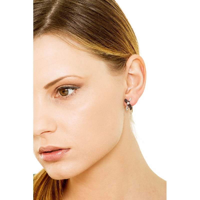 Boucles d'oreilles croisées en or blanc 18k entourés de diamants noirs