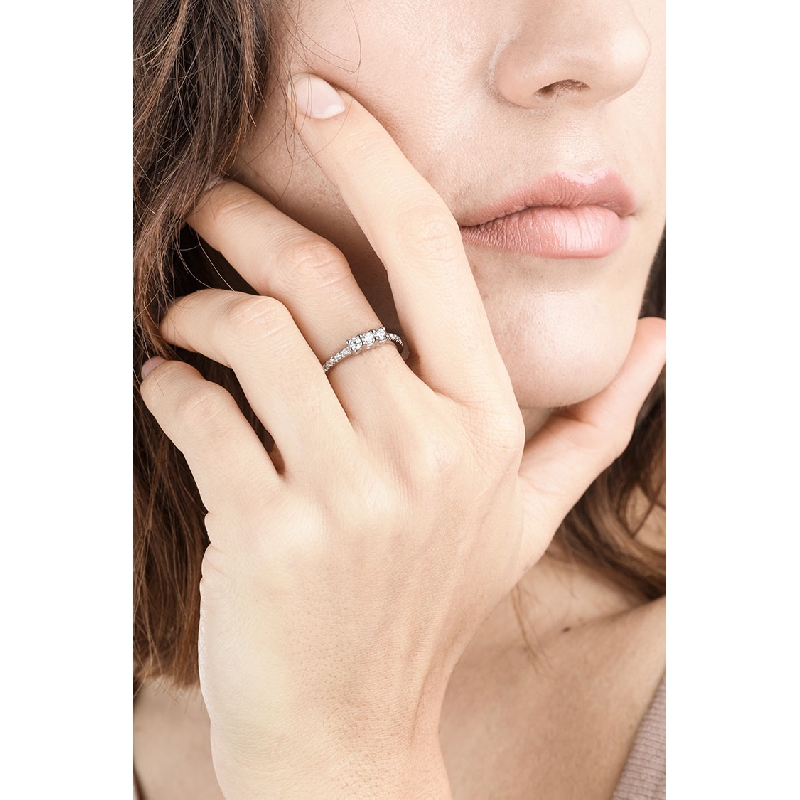 Bague en or blanc 18 carats sertie de trois diamants