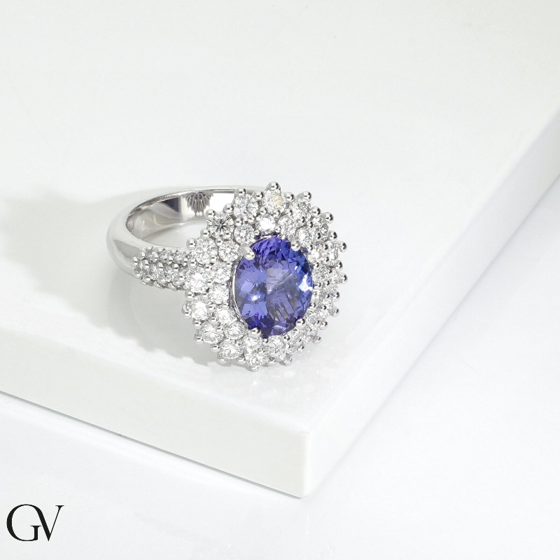 Bague halo en or blanc 18k avec tanzanite ovale  Bague halo en or blanc 18k avec tanzanite ovale