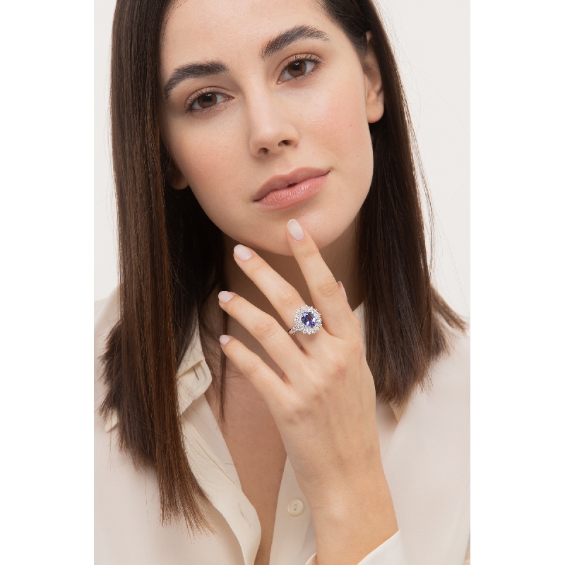 Bague halo en or blanc 18k avec tanzanite ovale  Bague halo en or blanc 18k avec tanzanite ovale
